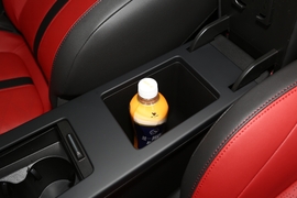 中央扶手箱空间