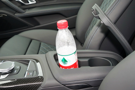 中央扶手箱空间