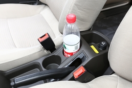 中央扶手箱空间