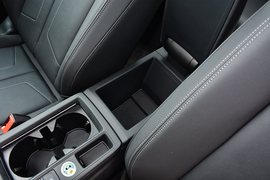 中央扶手箱空间