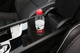 中央扶手箱空间