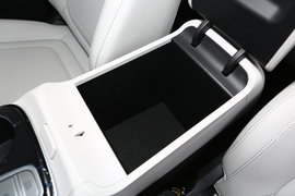 中央扶手箱空间