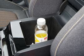 中央扶手箱空间