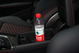 中央扶手箱空间