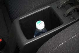 中央扶手箱空间