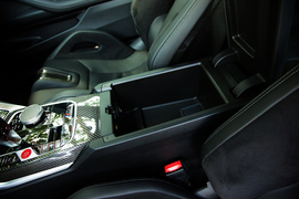 中央扶手箱空间