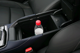 中央扶手箱空间