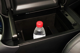 中央扶手箱空间