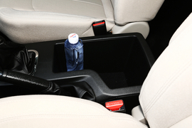 中央扶手箱空间