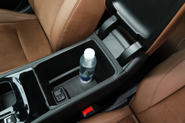 中央扶手箱空间