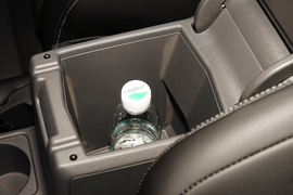 中央扶手箱空间