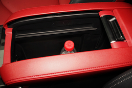 中央扶手箱空间