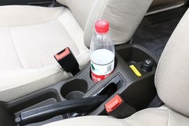 中央扶手箱空间