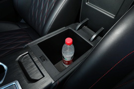 中央扶手箱空间