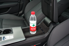 中央扶手箱空间