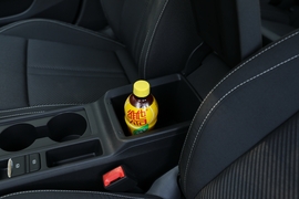 中央扶手箱空间