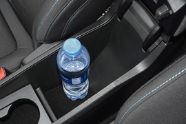 中央扶手箱空间