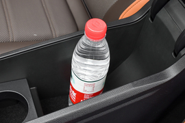 中央扶手箱空间