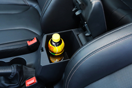 中央扶手箱空间