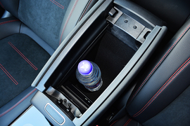 中央扶手箱空间