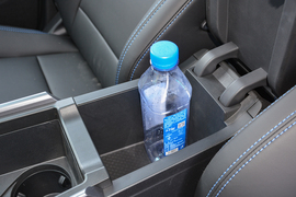 中央扶手箱空间