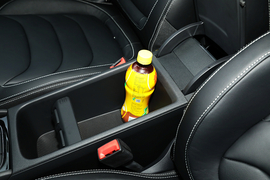 中央扶手箱空间