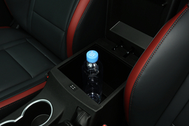 中央扶手箱空间