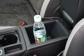 中央扶手箱空间