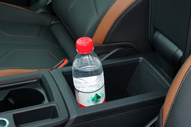 中央扶手箱空间