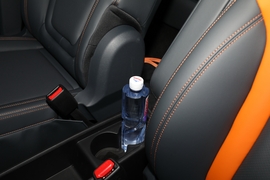 中央扶手箱空间