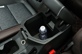 中央扶手箱空间