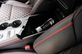 中央扶手箱空间