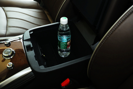 中央扶手箱空间