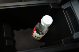 中央扶手箱空间