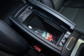 中央扶手箱空间