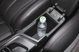 中央扶手箱空间