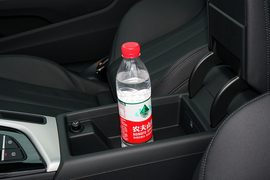 中央扶手箱空间