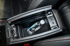 中央扶手箱空间