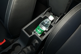 中央扶手箱空间