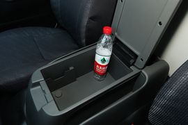 中央扶手箱空间