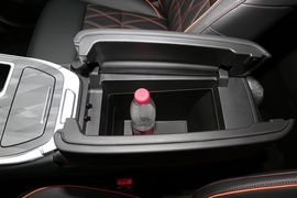 中央扶手箱空间