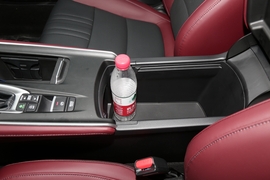 中央扶手箱空间