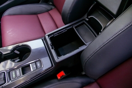 中央扶手箱空间