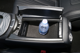 中央扶手箱空间