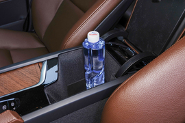 中央扶手箱空间