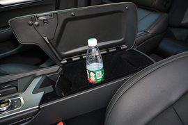 中央扶手箱空间