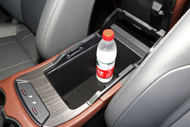 中央扶手箱空间