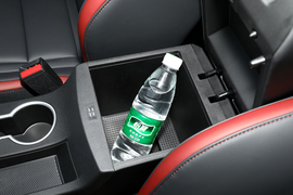 中央扶手箱空间