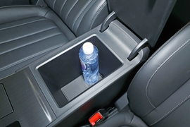 中央扶手箱空间