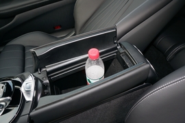 中央扶手箱空间